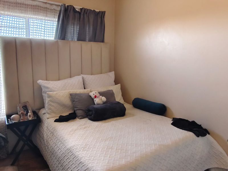 This lovely 2 bedroom apartment is located in a popular complex Vaalpark, Ideal for newly weds or a - Photo 3