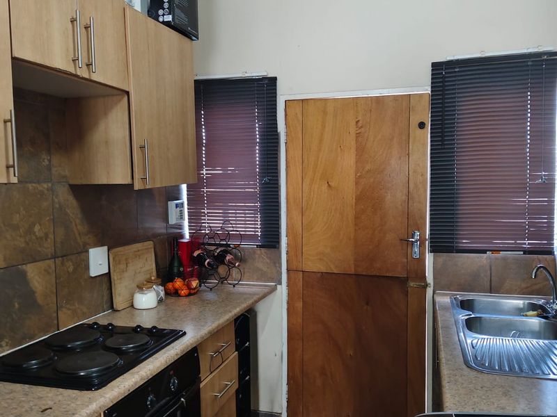 This lovely 2 bedroom apartment is located in a popular complex Vaalpark, Ideal for newly weds or a - Photo 10