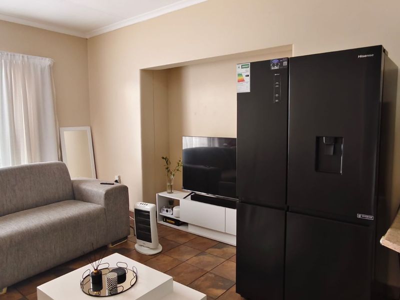 This lovely 2 bedroom apartment is located in a popular complex Vaalpark, Ideal for newly weds or a - Photo 8