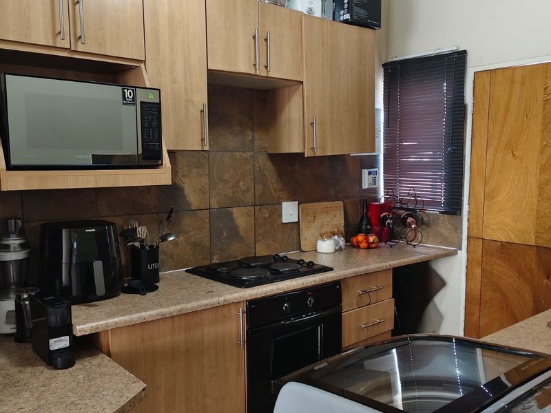 This lovely 2 bedroom apartment is located in a popular complex Vaalpark, Ideal for newly weds or a - Photo 9