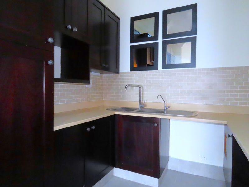 Exclusive Beachfront Elegance | 4-Bedroom Apartment with Breaker Views Overlooking Thompsons Bay - Photo 6