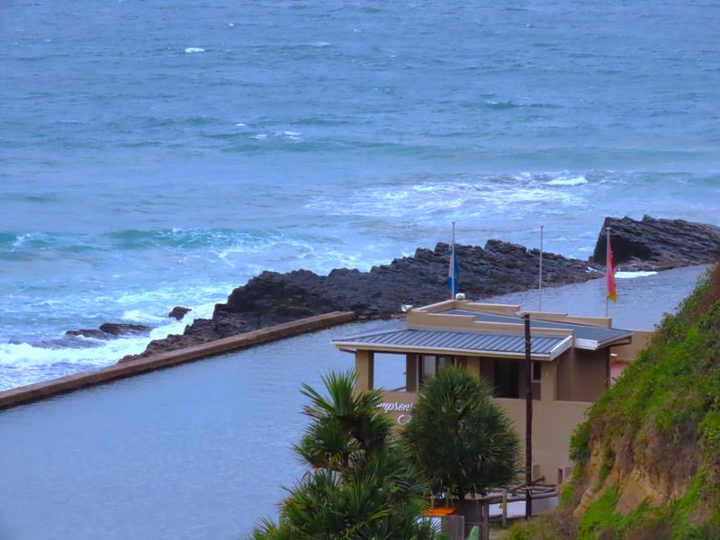 Exclusive Beachfront Elegance | 4-Bedroom Apartment with Breaker Views Overlooking Thompsons Bay - Photo 2