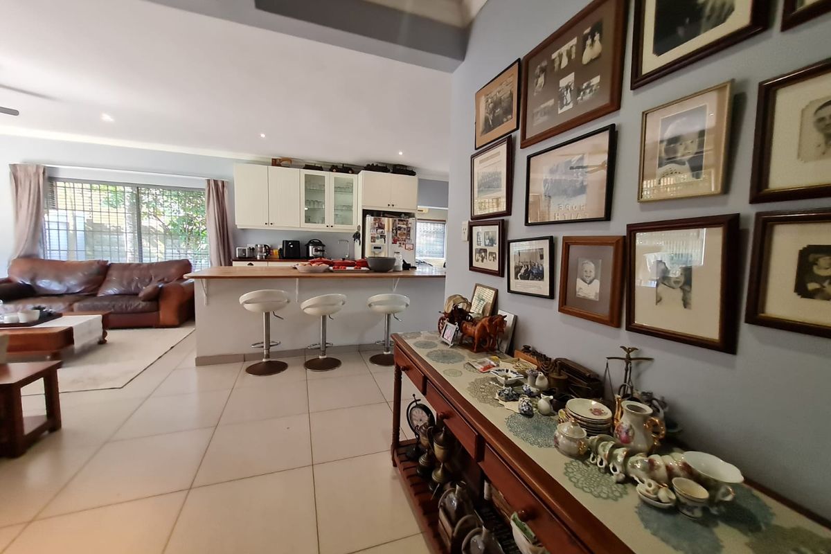 Spacious 4 bedroom house in Meerensee- Family home - Photo 4