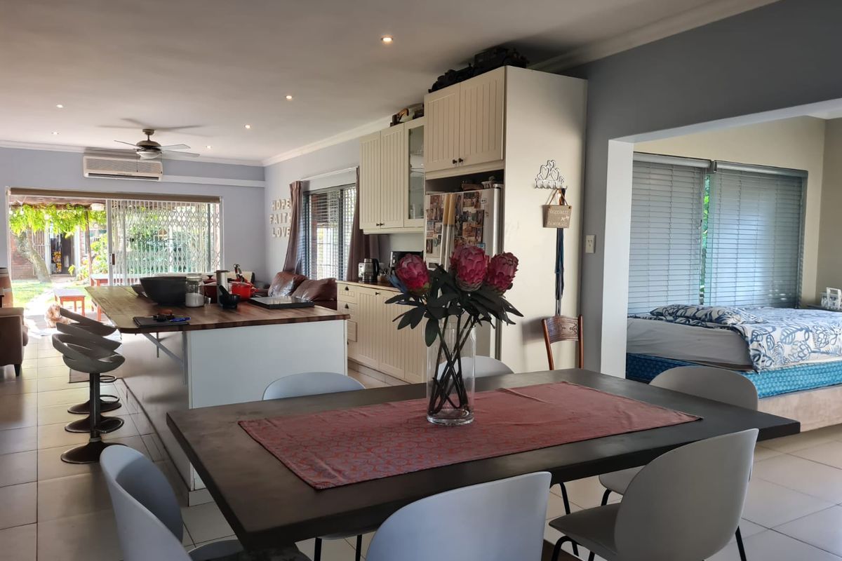 Spacious 4 bedroom house in Meerensee- Family home - Photo 5