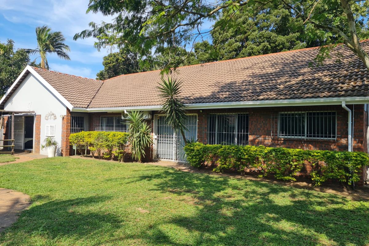 Spacious 4 bedroom house in Meerensee- Family home - Photo 2