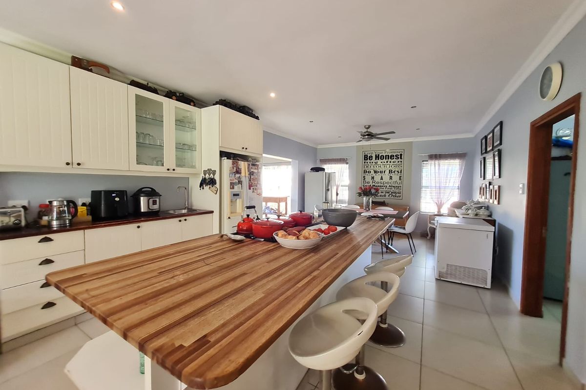 Spacious 4 bedroom house in Meerensee- Family home - Photo 3