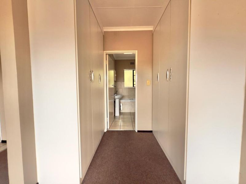 3 Bedroom 2 Bathroom townhouse for sale in Sonneveld - Photo 8