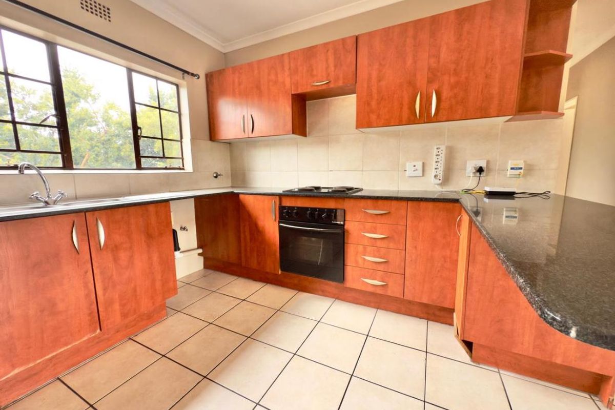 3 Bedroom 2 Bathroom townhouse for sale in Sonneveld - Photo 2