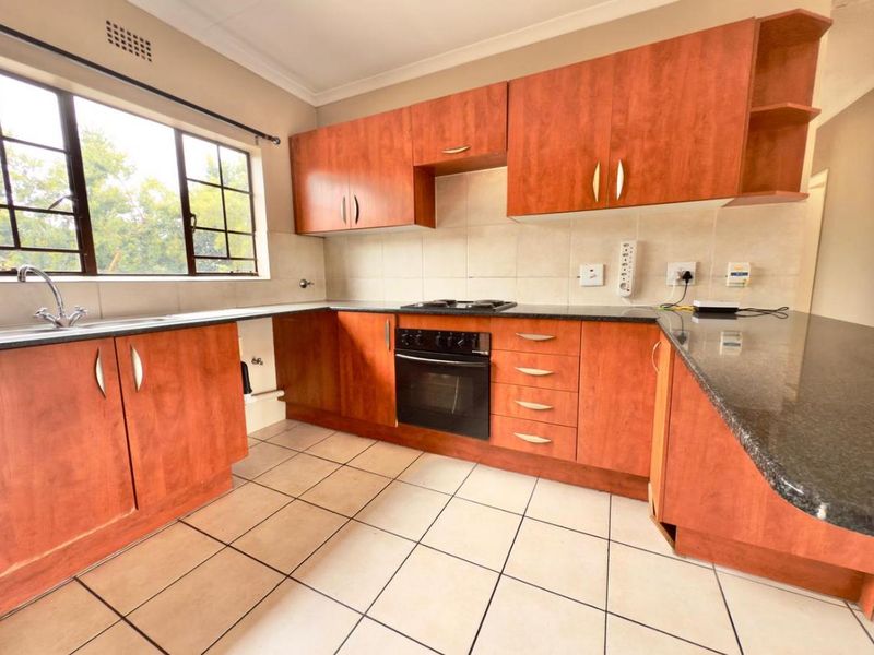 3 Bedroom 2 Bathroom townhouse for sale in Sonneveld - Photo 2