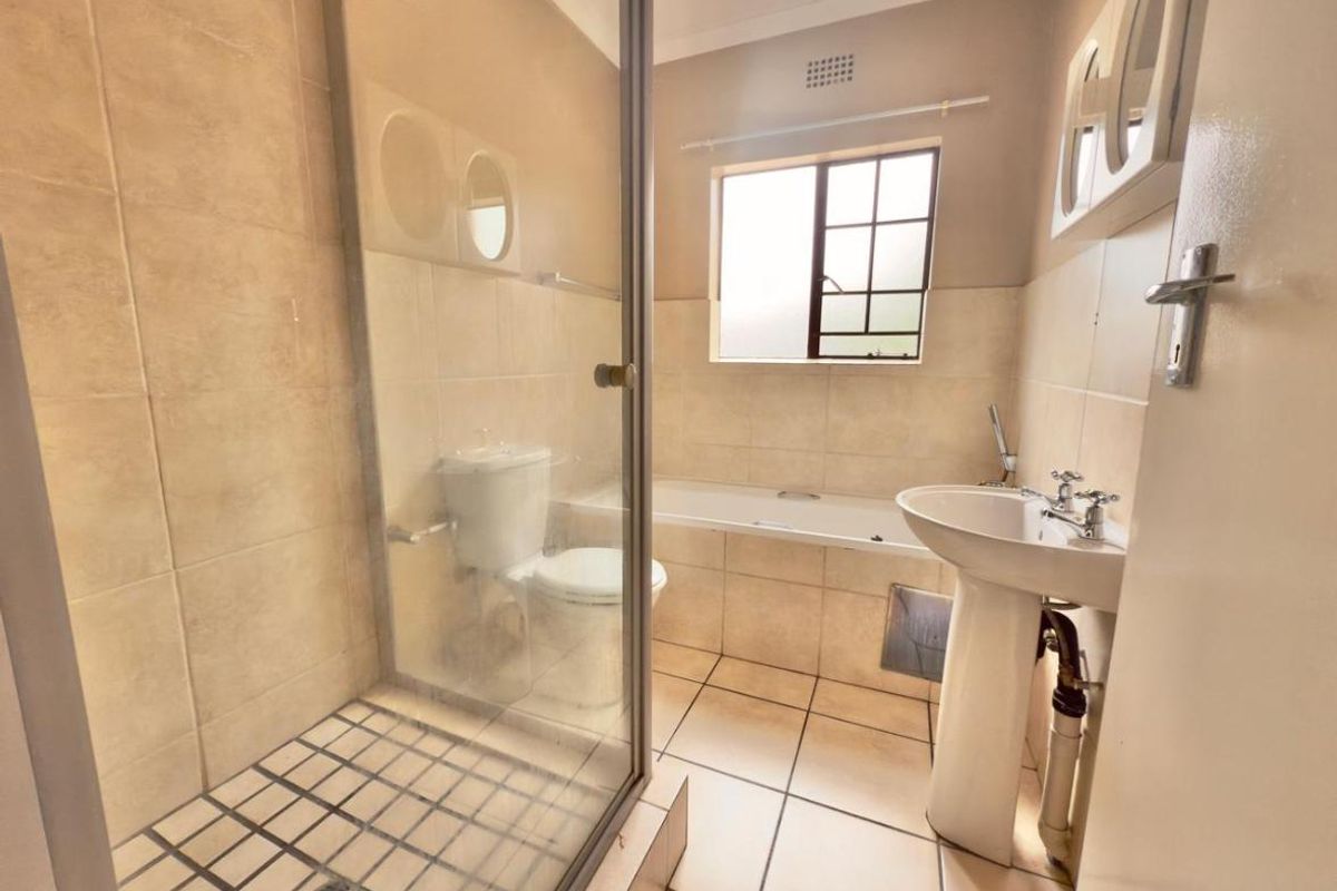 3 Bedroom 2 Bathroom townhouse for sale in Sonneveld - Photo 5