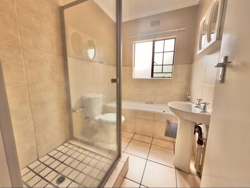 3 Bedroom 2 Bathroom townhouse for sale in Sonneveld - Photo 5