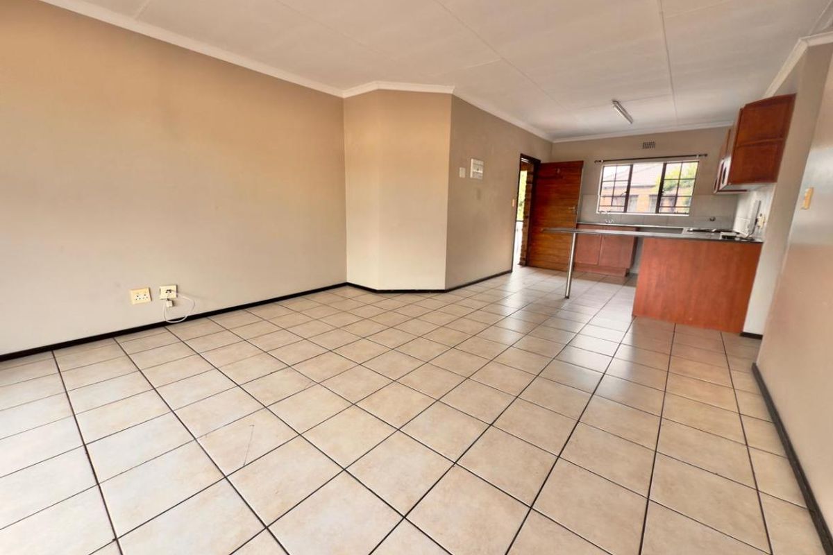 3 Bedroom 2 Bathroom townhouse for sale in Sonneveld - Photo 4