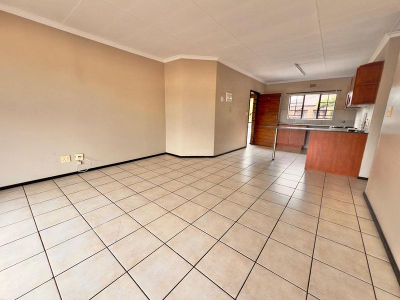 3 Bedroom 2 Bathroom townhouse for sale in Sonneveld - Photo 4