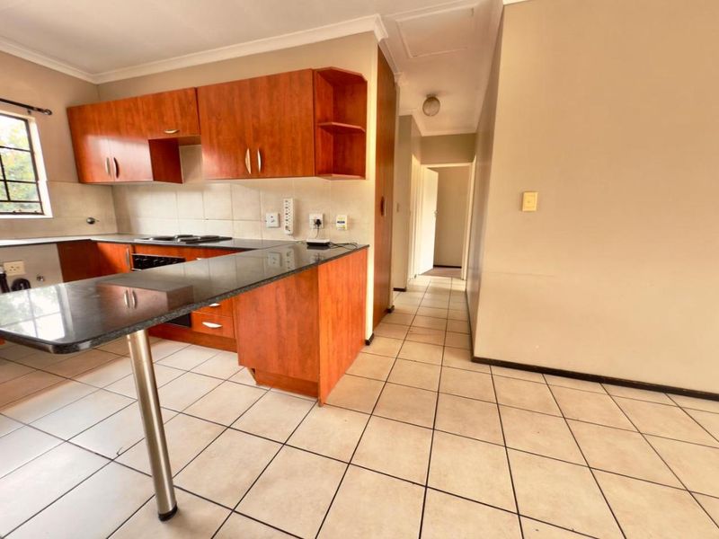 3 Bedroom 2 Bathroom townhouse for sale in Sonneveld - Photo 3