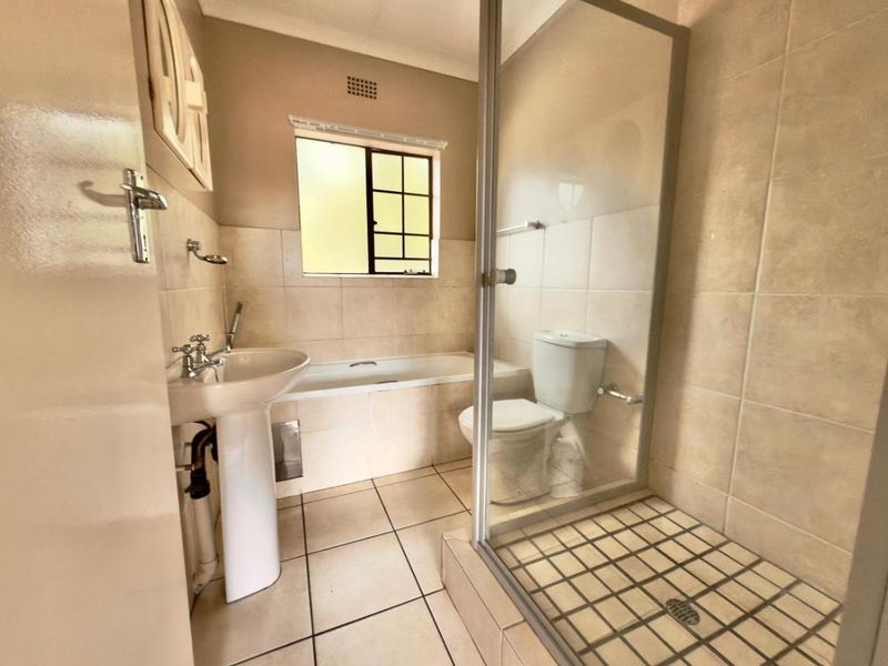 3 Bedroom 2 Bathroom townhouse for sale in Sonneveld - Photo 9