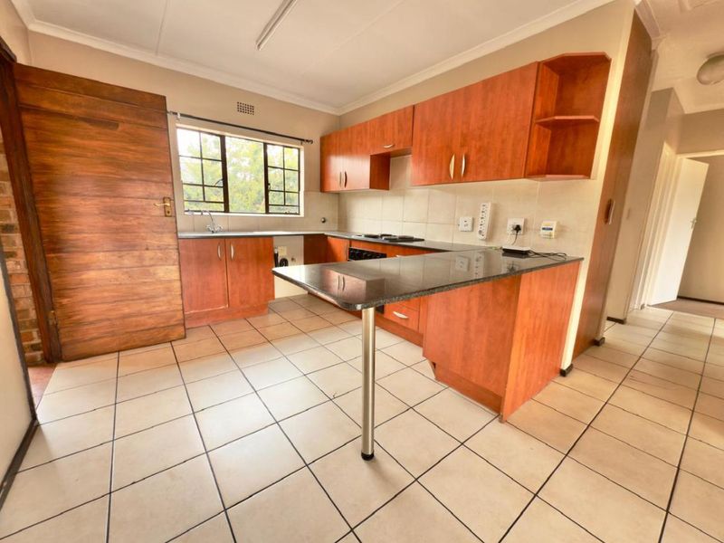3 Bedroom 2 Bathroom townhouse for sale in Sonneveld - Photo 1
