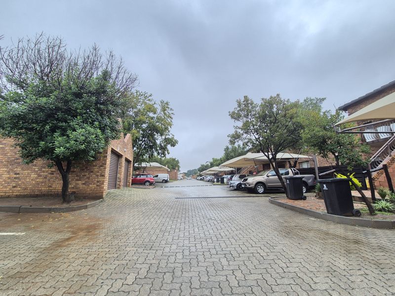 3 Bedroom 2 Bathroom townhouse for sale in Sonneveld - Photo 10