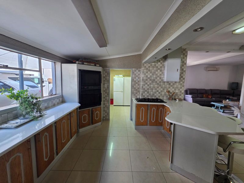 Beautiful Home for Sale in Sasolburg – With Bonus 2-Bedroom Flat! - Photo 9