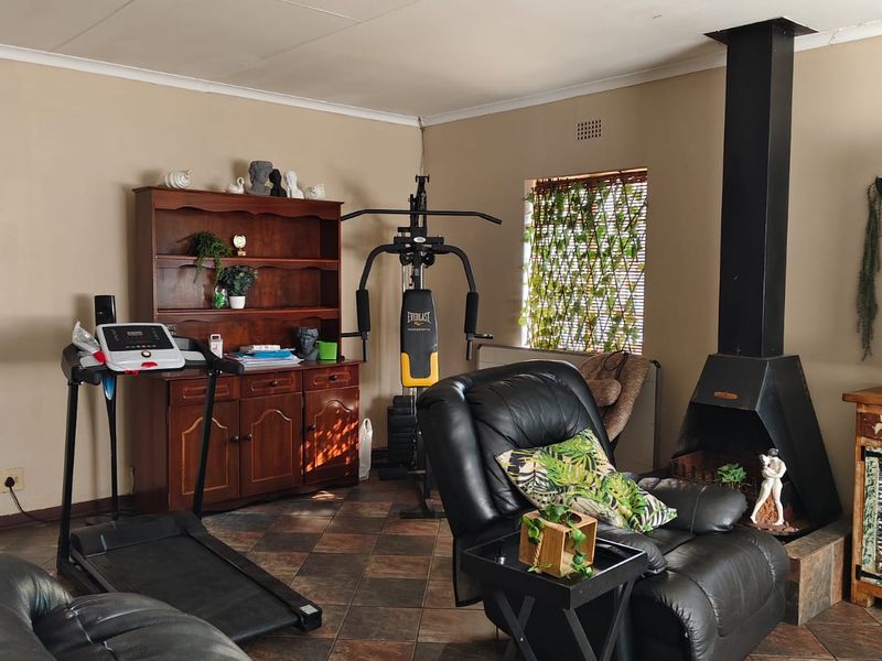 Spectacular modern family home with flatlet in Vaalpark - Photo 2