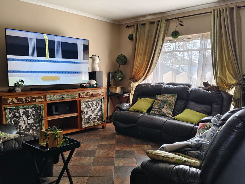 Spectacular modern family home with flatlet in Vaalpark - Photo 4