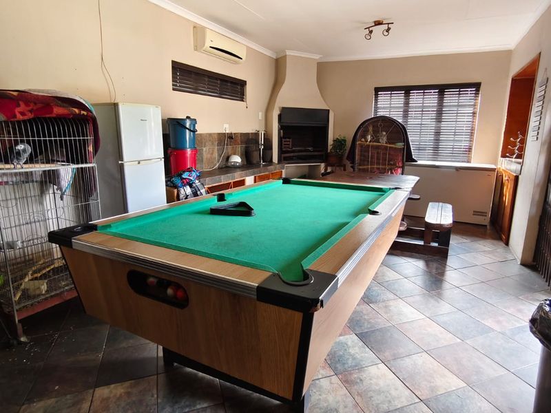 Spectacular modern family home with flatlet in Vaalpark - Photo 9