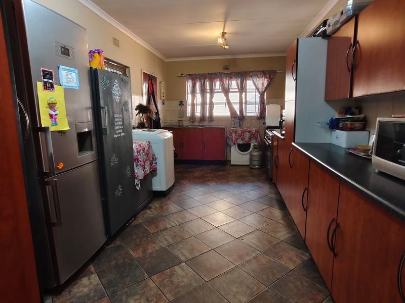 Spectacular modern family home with flatlet in Vaalpark - Photo 8