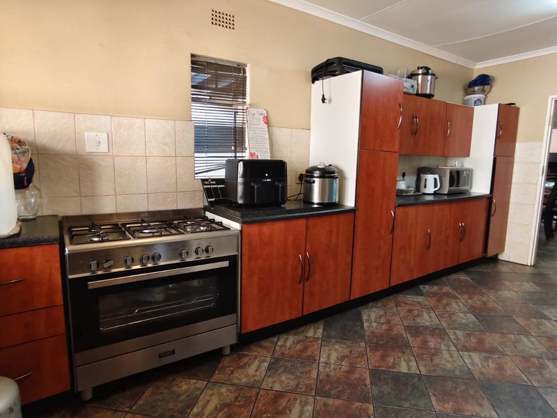 Spectacular modern family home with flatlet in Vaalpark - Photo 7