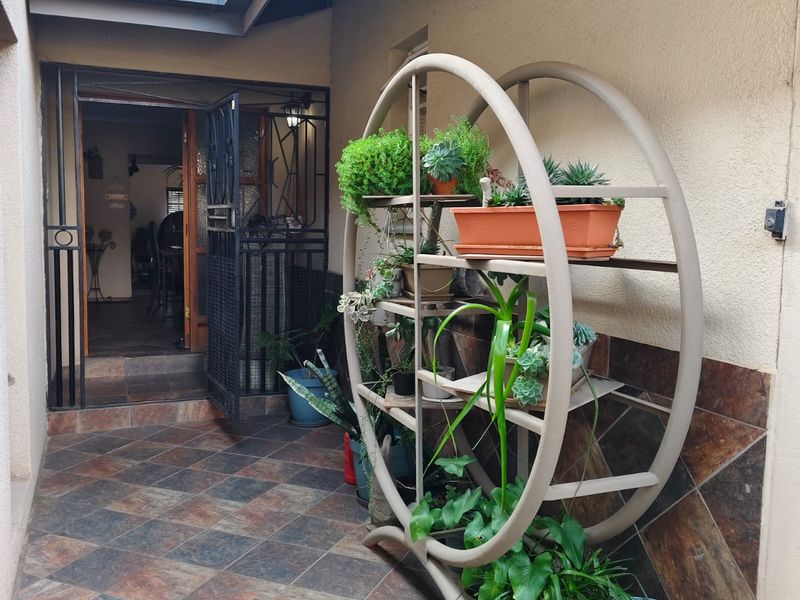 Spectacular modern family home with flatlet in Vaalpark - Photo 3