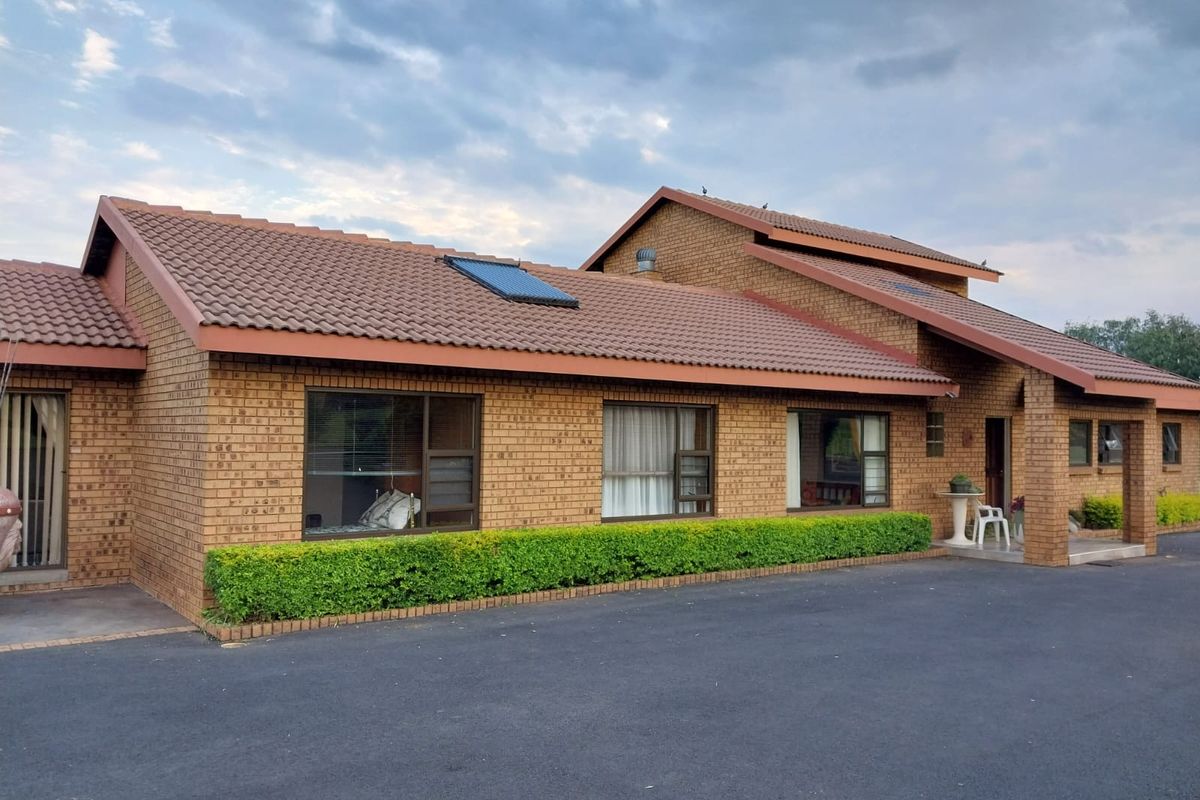 Dream Smallholding with Home, Business & Farming Potential – Old Middelburg Road. - Photo 2