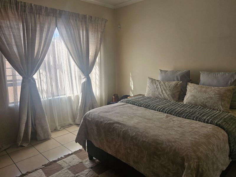 Stunning townhouse in a sought after complex - Photo 9