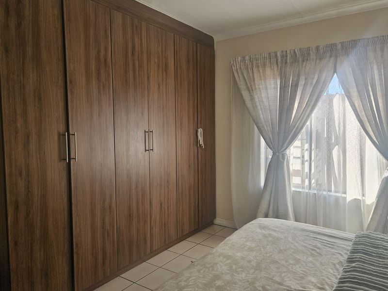 Stunning townhouse in a sought after complex - Photo 8