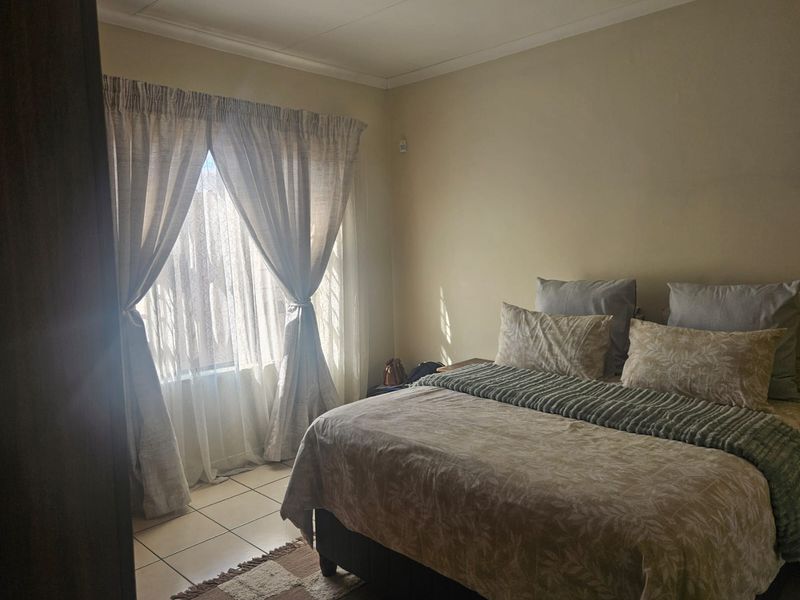 Stunning townhouse in a sought after complex - Photo 7