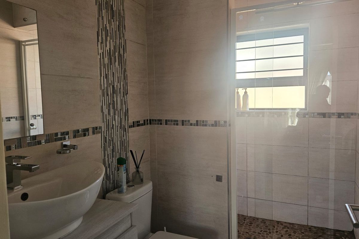 Stunning townhouse in a sought after complex - Photo 5