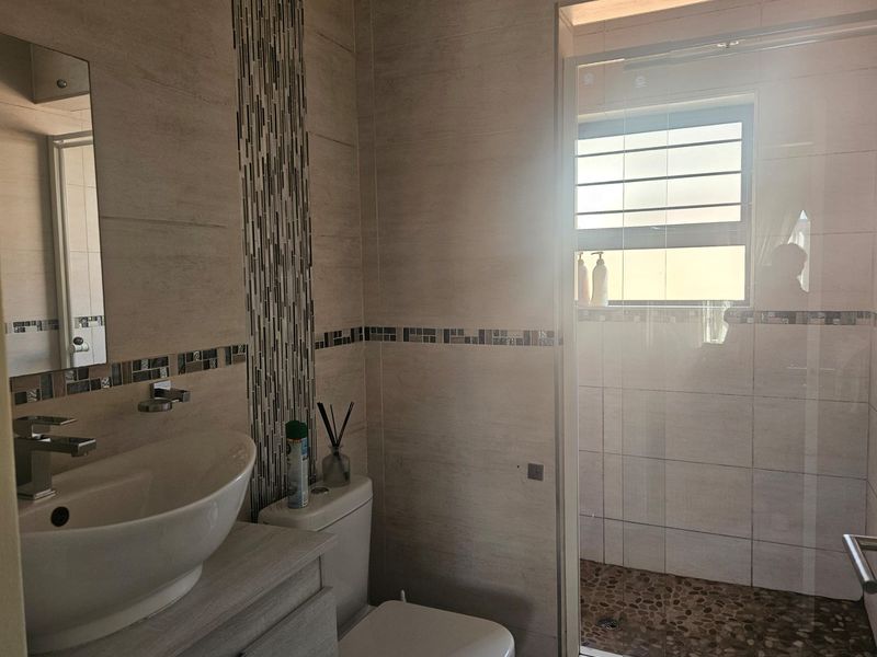 Stunning townhouse in a sought after complex - Photo 5