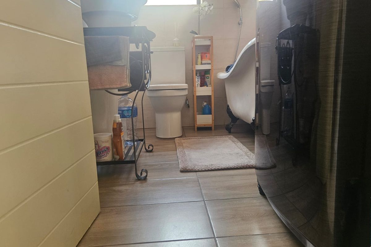 Stunning townhouse in a sought after complex - Photo 4