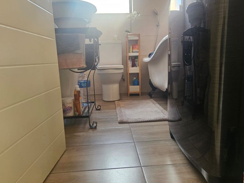 Stunning townhouse in a sought after complex - Photo 4