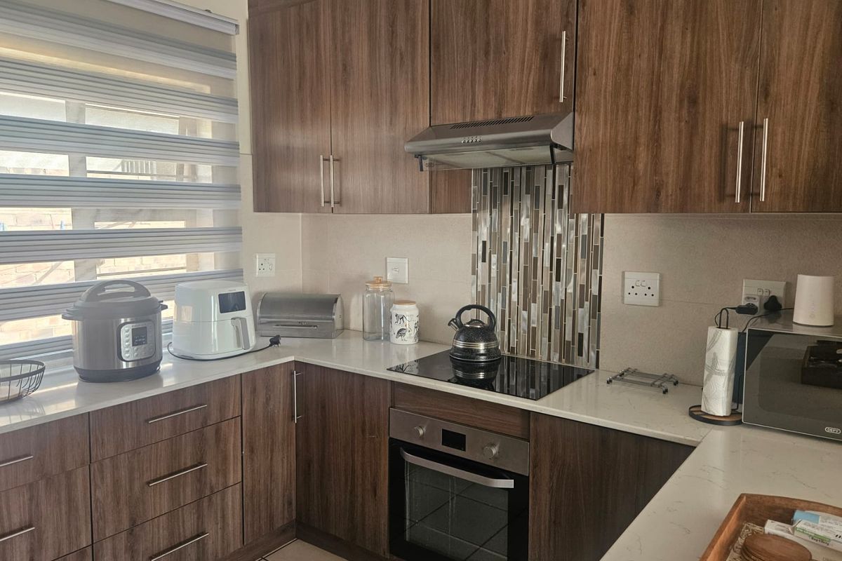 Stunning townhouse in a sought after complex - Photo 2