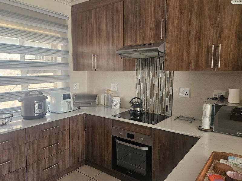 Stunning townhouse in a sought after complex - Photo 2