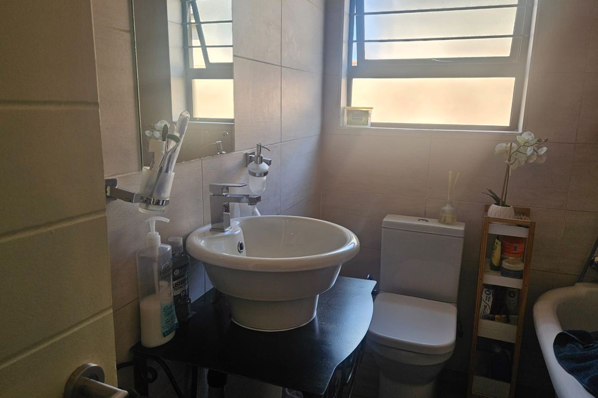 Stunning townhouse in a sought after complex - Photo 3