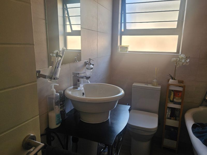 Stunning townhouse in a sought after complex - Photo 3