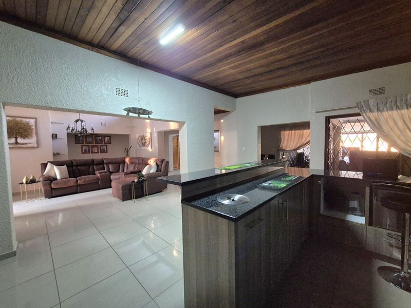 A Rare Blend of Elegance, Space & Lifestyle - Photo 4