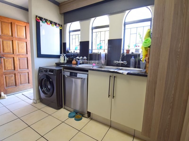 Huntingdon Gem – Move-In Ready! - Photo 7