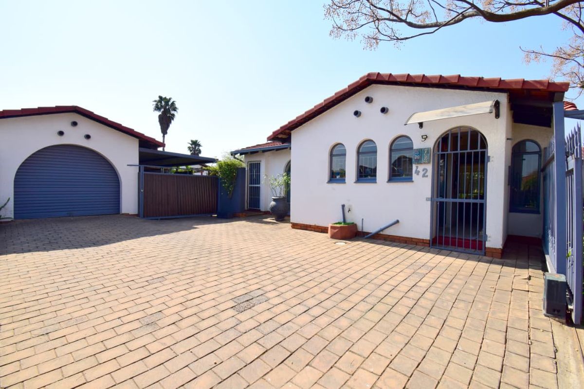 Huntingdon Gem – Move-In Ready! - Photo 2