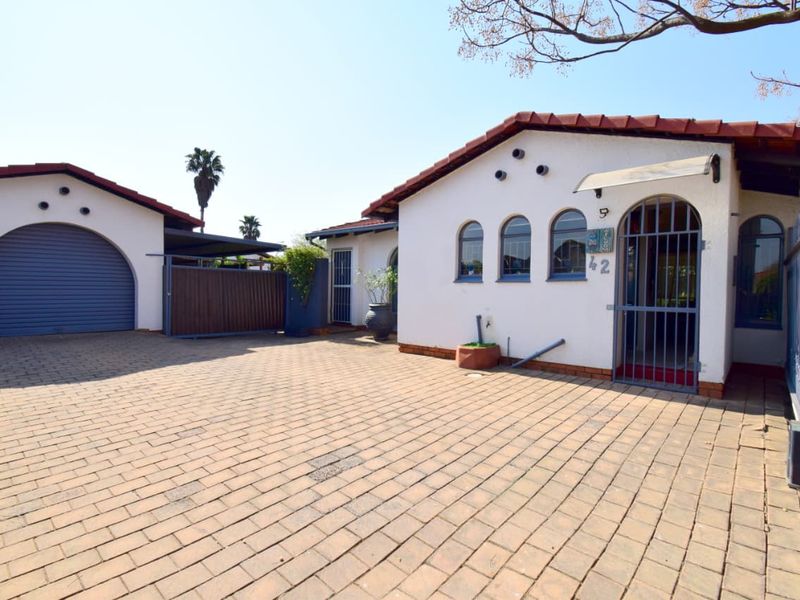 Huntingdon Gem – Move-In Ready! - Photo 2