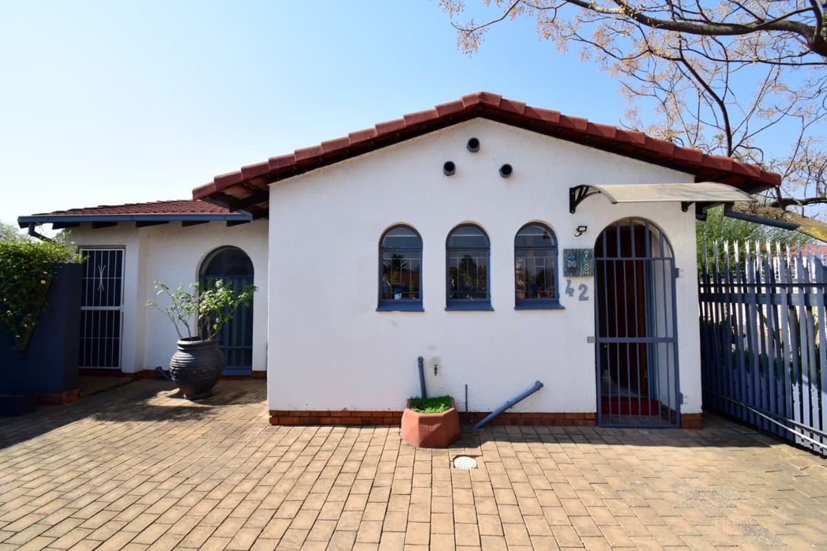 Huntingdon Gem – Move-In Ready! - Photo 3