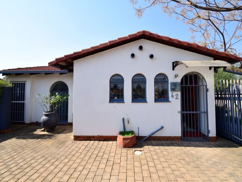 Huntingdon Gem – Move-In Ready! - Photo 3