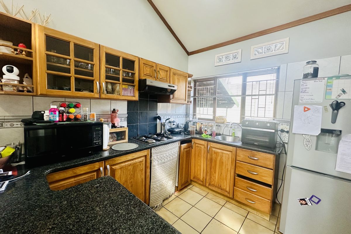 Face brick Family Home with Flat – For Sale in Meer En See - Photo 3