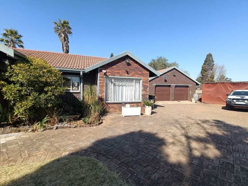 For Sale: Stunning 3-Bedroom Face Brick Home - Photo 8