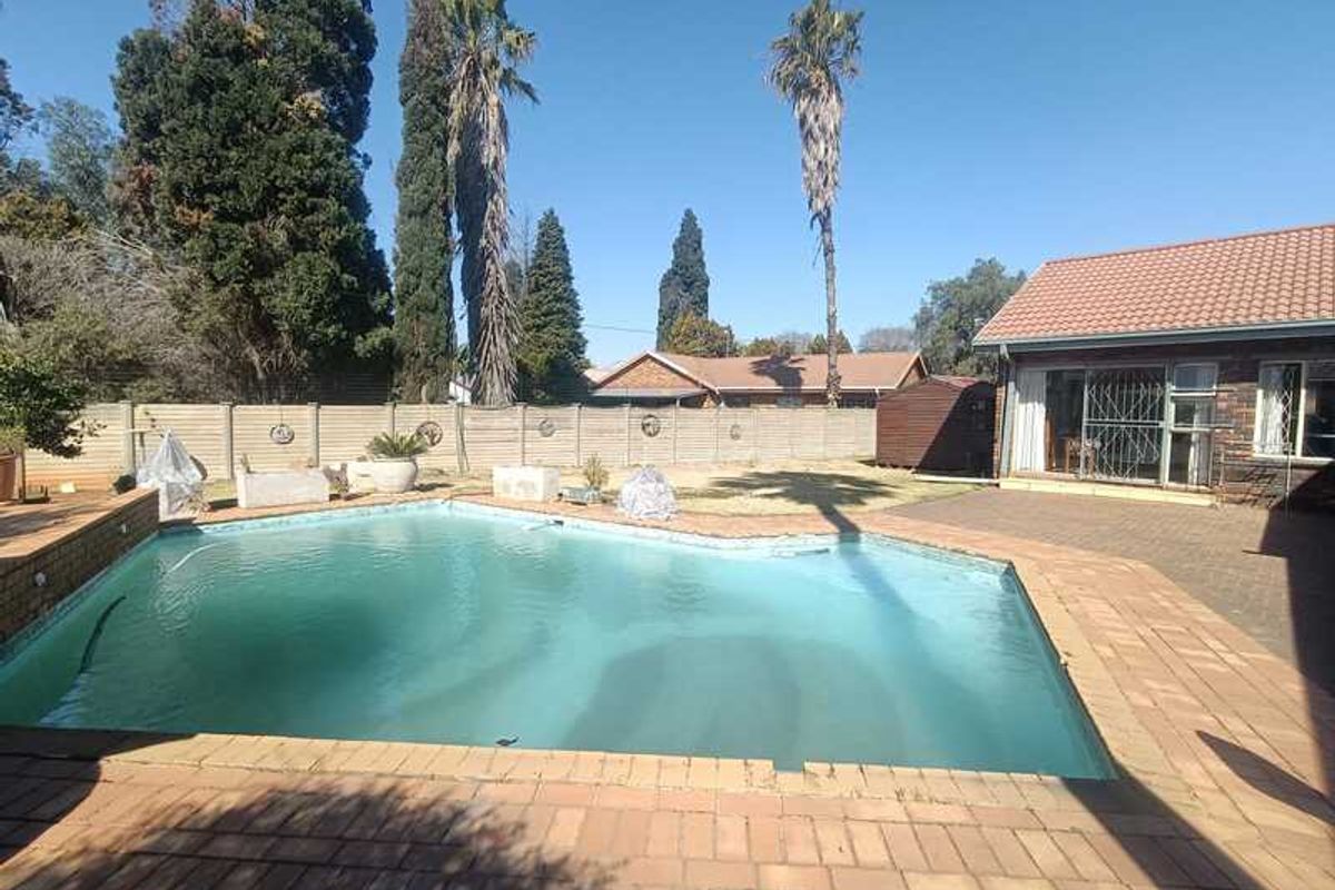 For Sale: Stunning 3-Bedroom Face Brick Home - Photo 2