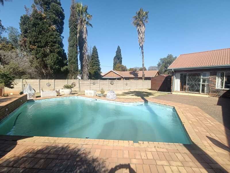 For Sale: Stunning 3-Bedroom Face Brick Home - Photo 2